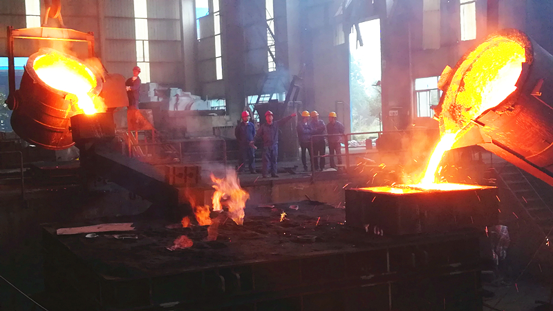 湘電長(cháng)泵 成功澆注30噸沅江泵體.jpg 湘電長(cháng)泵 成功澆注30噸沅江泵體.jpg